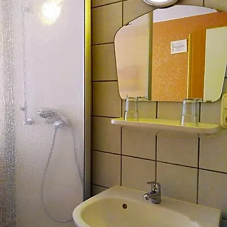 Отель Yans *
